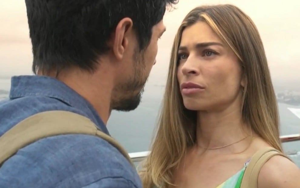 Os atores Grazi Massafera e Romulo Estrela em cena como Paloma e Marcos em Bom Sucesso