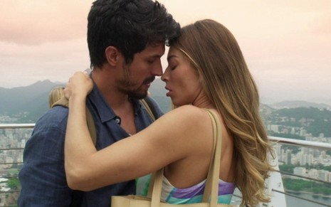 Os atores Grazi Massafera e Romulo Estrela em cena como Paloma e Marcos em Bom Sucesso, novela das sete da Globo