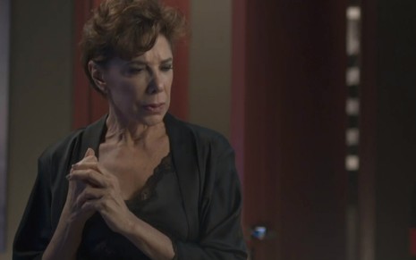 A atriz Angela Vieira em cena como a personagem Vera de Bom Sucesso, novela das sete da Globo
