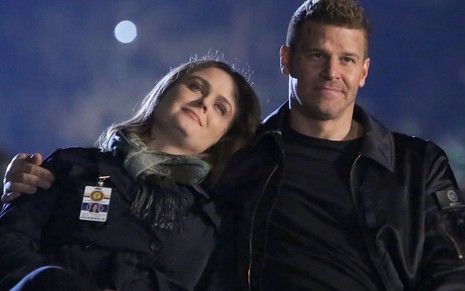 Os atores Emily Deschanel e David Boreanaz em cena do drama policial Bones