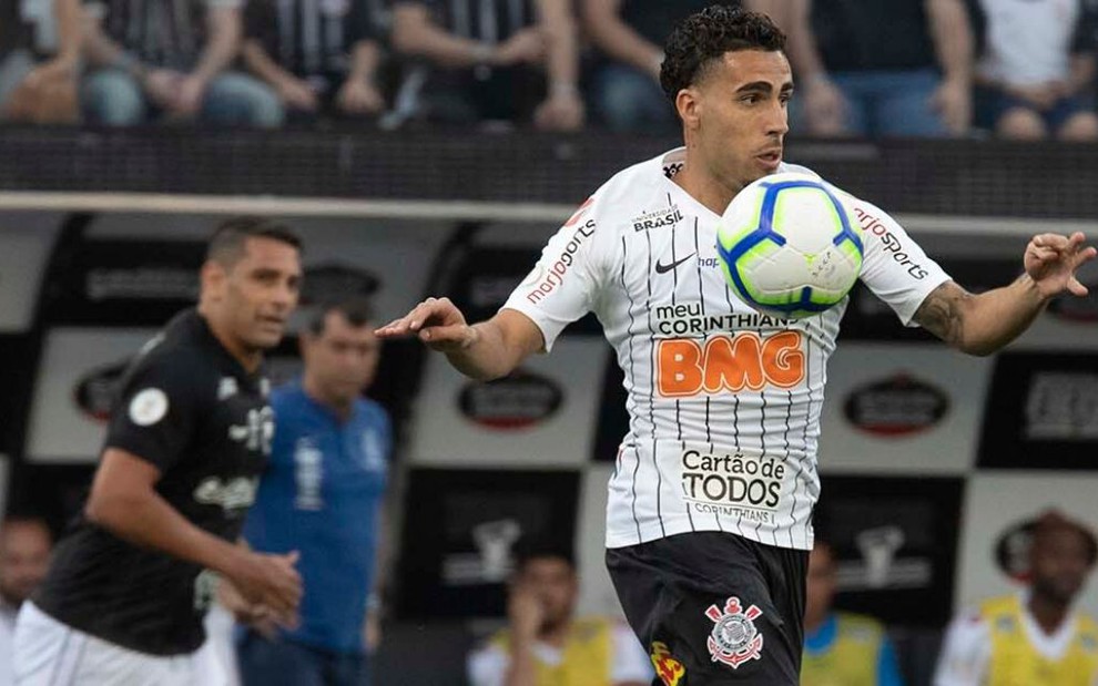 Gabriel, do Corinthians, domina a bola observado por Diego Souza, do Botafogo