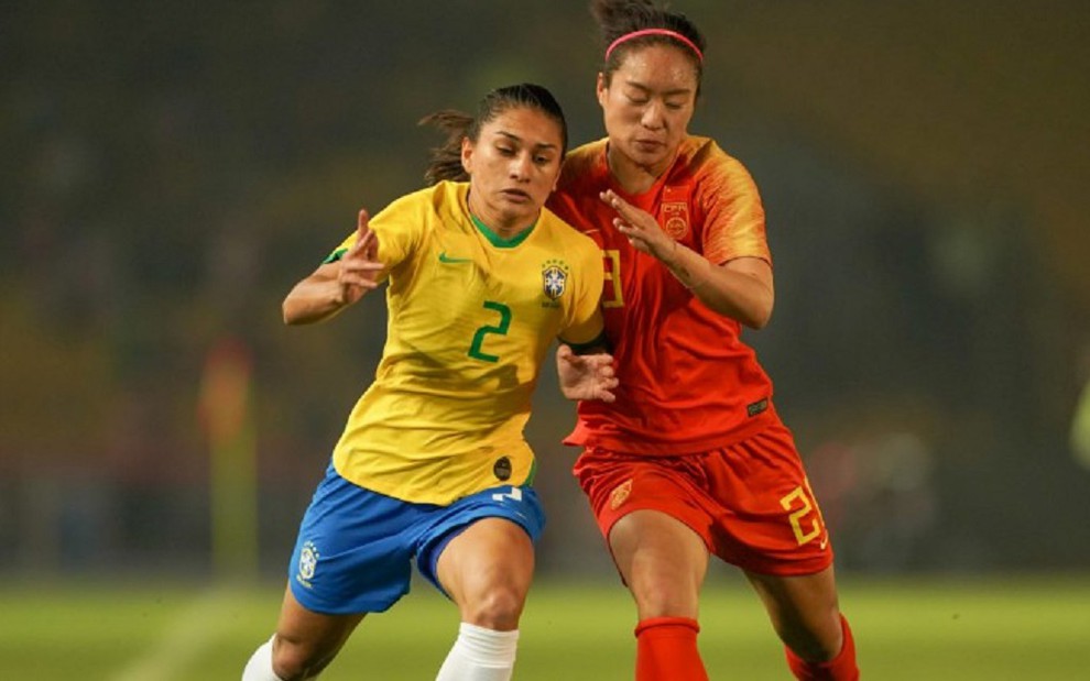 As jogadoras Letícia Santos (Brasil) e Tang Jiali (China) disputam bola em final do Torneio Internacional