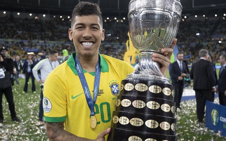 O atacante Roberto Firmino segura a taça da Copa América: título brasileiro ajudou recorde da Globo - Lucas Figueiredo/CBF