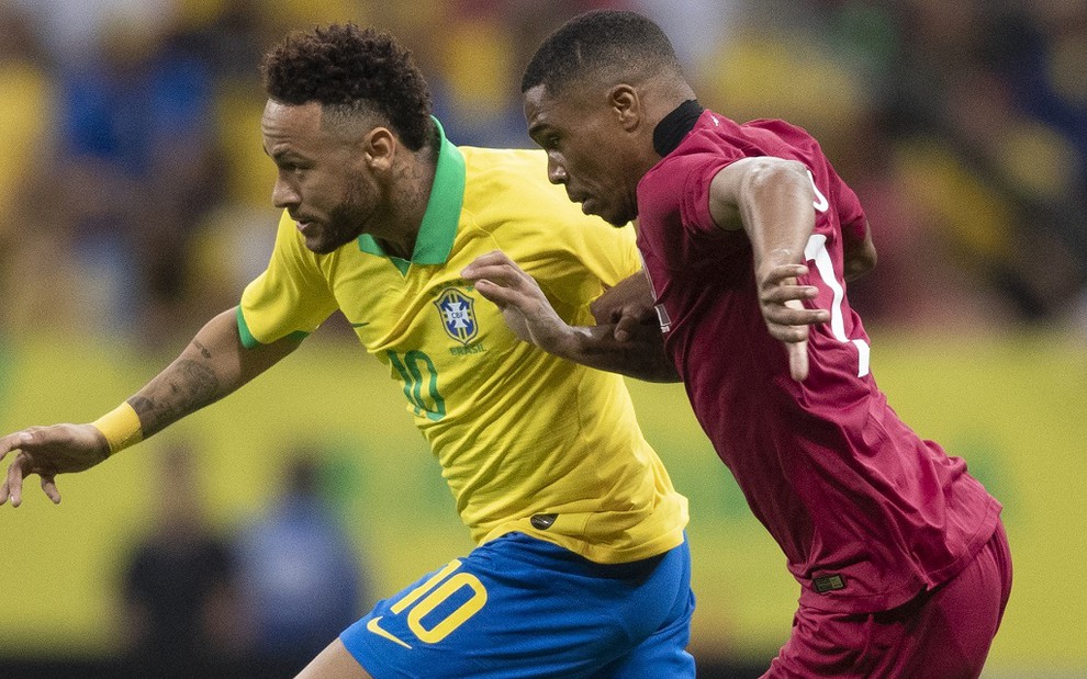 Antes de sair machucado, Neymar disputa jogada com o zagueiro Ro-Ró no amistoso contra o Qatar - LUCAS FIGUEIREDO/CBF