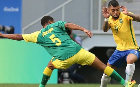 Gabriel em jogada contra atleta da África do Sul no primeiro jogo do Brasil na Olimpíada - Divulgação/CBF