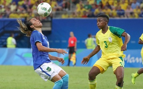 Marta domina bola em jogo contra a África do Sul, disputado na Arena da Amazônia - Ricardo Stuckert/CBF