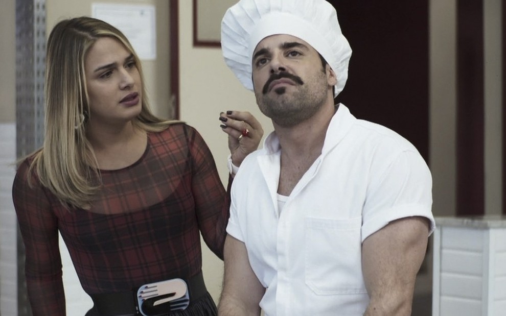 Os atores Glamour Garcia e Pedro Carvalho em cena de A Dona do Pedaço como os personagens Britney e Abel respectivamente
