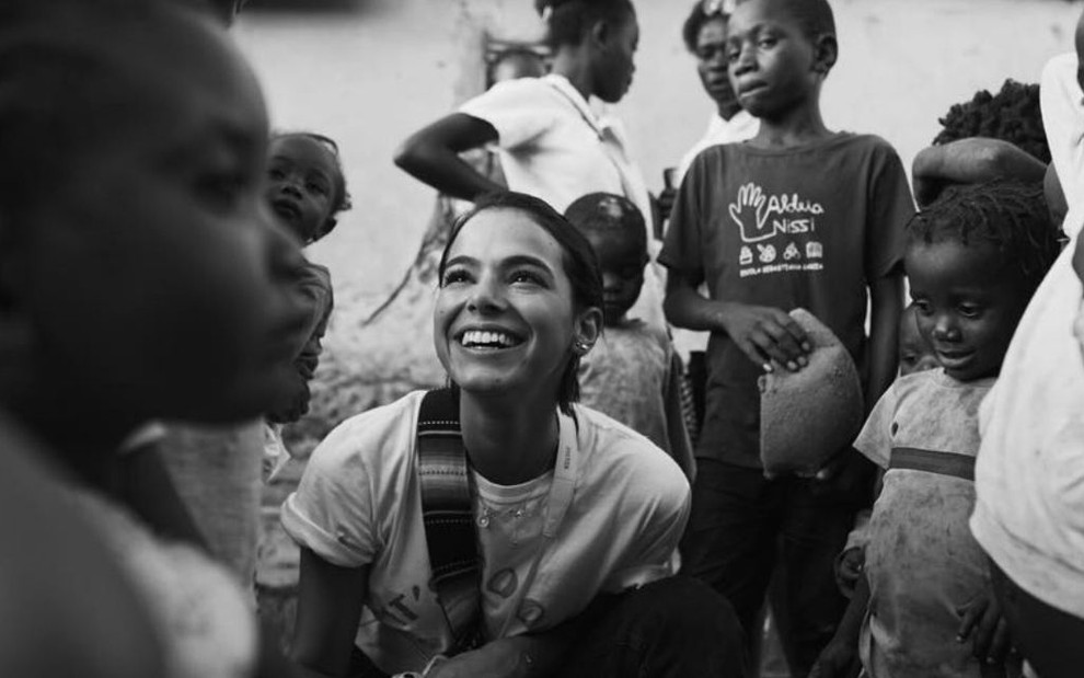 Atriz Bruna Marquezine com crianças da África em viagem missionária de evangelismo no continente - REPRODUÇÃO/ INSTAGRAM