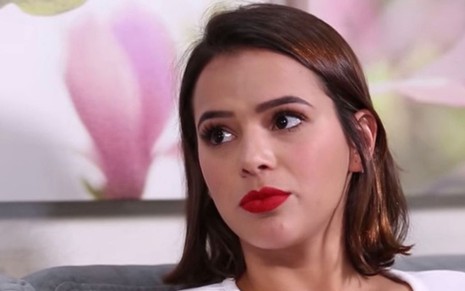 Bruna Marquezine em entrevista ao canal de Fernanda Souza no YouTube: atriz renovou com a Globo - Reprodução/YouTube
