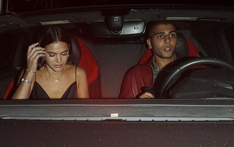 A atriz Bruna Marquezine dentro de um carro com o modelo Younes Bendjima, ex-namorado de Kourtney Kardashian