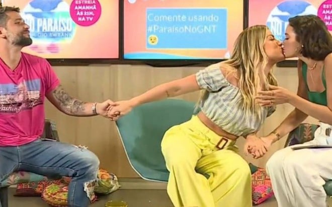 Ao vivo no YouTube, Giovanna Ewbank dá selinho em Bruna Marquezine sob o olhar atento do marido Gagliasso - REPRODUÇÃO/YOUTUBE