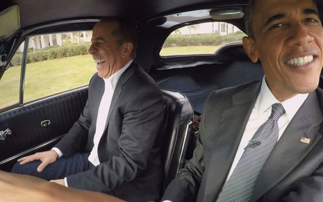 Jerry Seinfeld e Barack Obama em Café com Seinfeld: político dirige um Corvette no quintal da Casa Branca - Imagens: Reprodução/Netflix