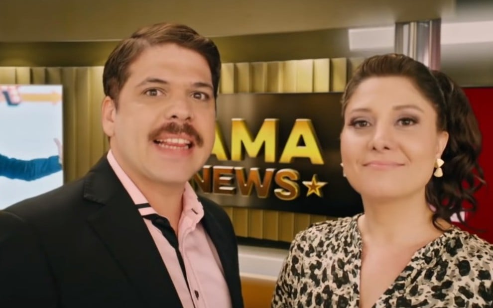 Caíto Mainier e Carol Portes interpretam apresentadores de um programa de fofoca na comédia Chorar de Rir - REPRODUÇÃO/WARNER BROS.