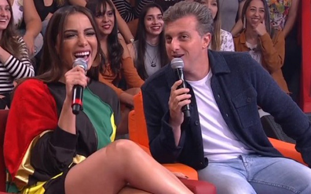 Luciano Huck conversa com Anitta no palco do Caldeirão do Huck de sábado (6) - Reprodução/Globo