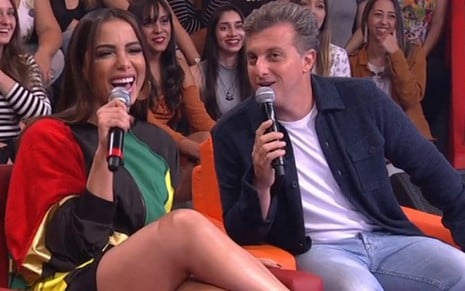 Luciano Huck conversa com Anitta no palco do Caldeirão do Huck de sábado (6) - Reprodução/Globo