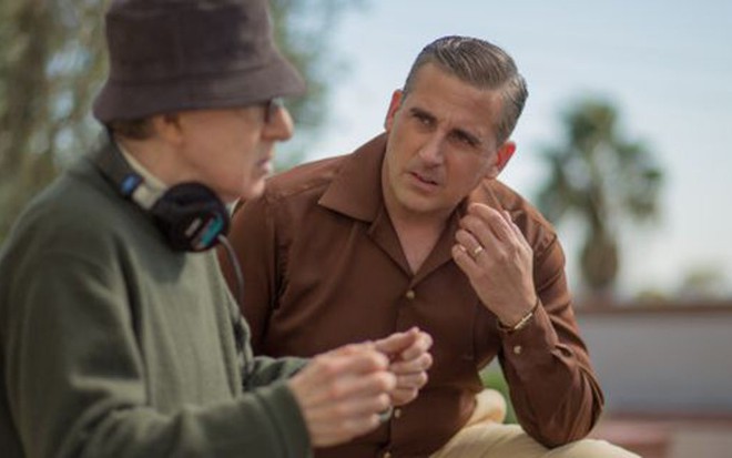 Woody Allen (à esq.) dirige Steve Carell, da série The Office, no filme Café Society (2016) - Fotos: Divulgação