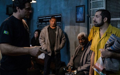 Rodrigo Lombardi e Kaysar Dadour como agente penitenciário e detento em cena de Carcereiros - O Filme