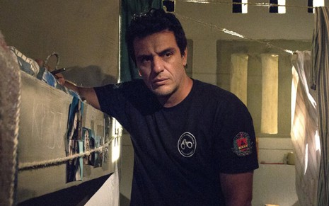 Rodrigo Lombardi em cena da série Carcereiros: ele entrou no elenco aos 45 minutos do segundo tempo - Marcelo Tabach/TV Globo