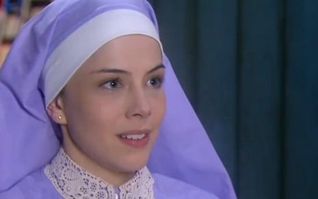 A atriz Bia Arantes interpreta a Irmã Cecília no capítulo de ontem (28) de Carinha de Anjo - Reprodução/SBT
