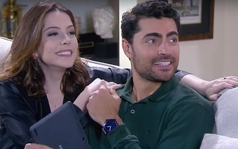 Bia Arantes (Cecília) e Carlo Porto (Gustavo) em cena de Carinha de Anjo, novelinha do SBT - Reprodução/SBT