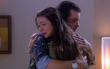 Vitor (Thiago Mendonça) e Cassandra (Bárbara Maia) se emocionam em reencontro - Divulgação/SBT