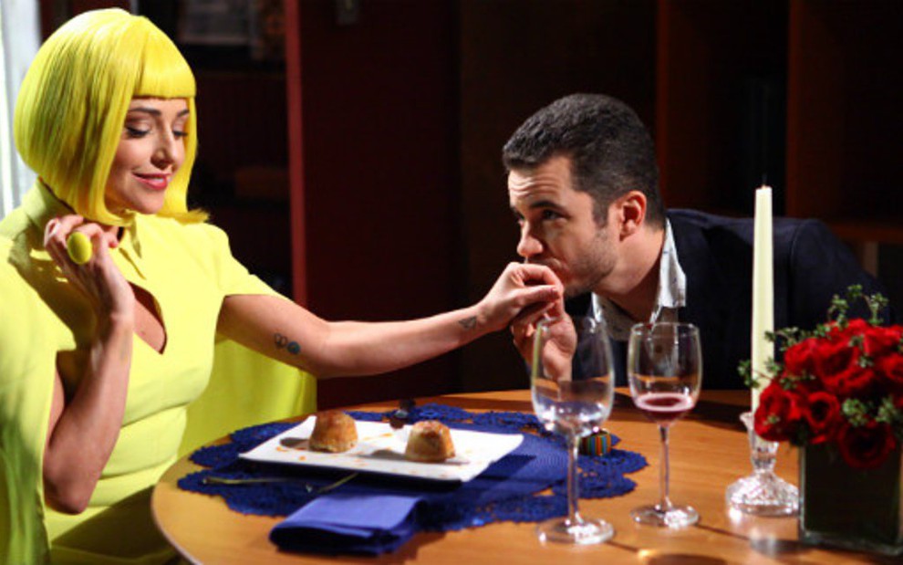 Estefânia (Priscila Sol) e Vitor (Thiago Mendonça) têm jantar romântico em Carinha de Anjo - Leonardo Nones/SBT