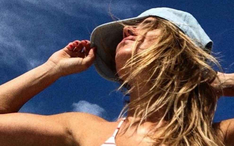 Após se despedir de Afrodite, Carolina Dieckmann postou fotos na praia para comemorar as férias - REPRODUÇÃO/INSTAGRAM