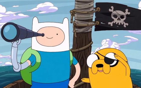 Finn e seu cachorro Jake fantasiados de piratas no desenho Hora de Aventura: agora em ritmo de folia - Reprodução/Cartoon Network