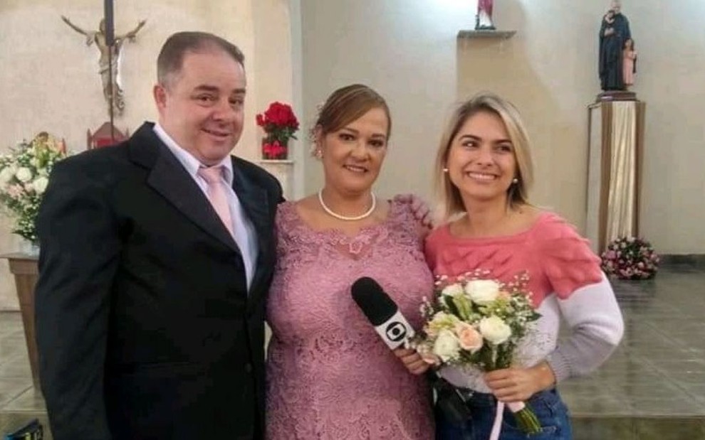 Jornalista do Bom Dia São Paulo, Luiza Vaz com buquê de flores que ganhou em casamento de telespectadores - REPRODUÇÃO/ TWITTER