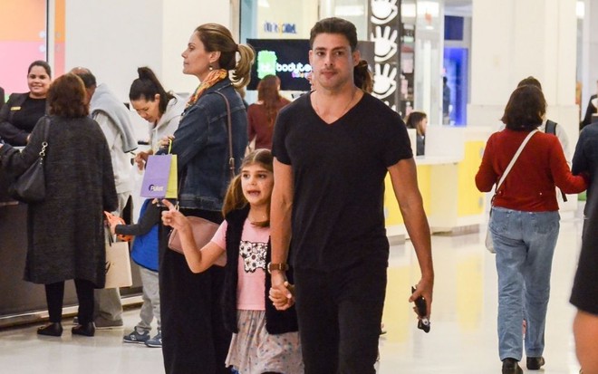 Cauã Reymond com a filha Sofia passeando por um shopping; ator dispensa babá para cuidar da filha - PABLO LUQUEZ/AGNEWS