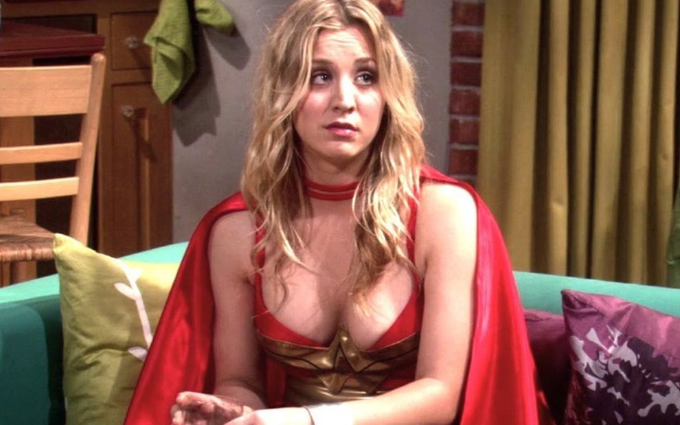 Kaley Cuoco vestida de Mulher-Maravilha em cena de Big Bang Theory: mocinha agora vai ser vilã - Reprodução/CBS