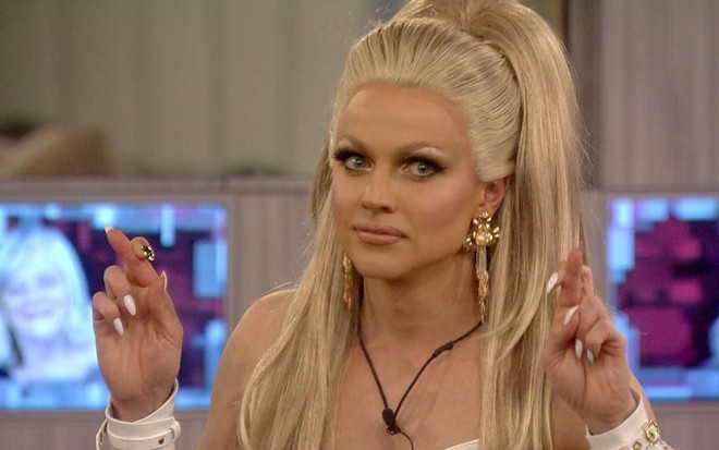 A drag Courtney Act em participação no Celebrity Big Brother britânico, do qual foi campeã em 2018 - Divulgação/Channel 5