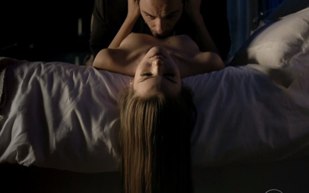Camila Queiroz (Angel) e Rodrigo Lombardi (Alex) em cena de sexo de Verdades Secretas - Reprodução/TV Globo