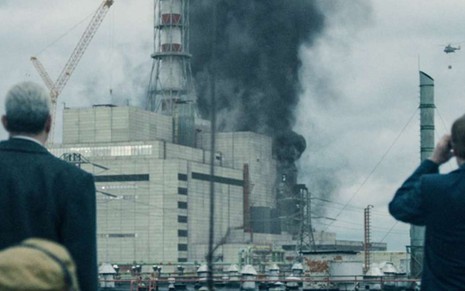 Personagens da minissérie Chernobyl, da HBO, observam fumaça em reator que explodiu em 1986 - Imagens: Divulgação/HBO