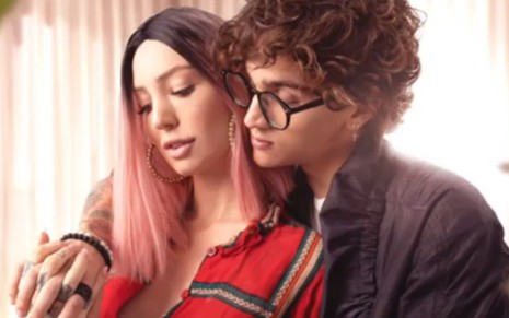 O youtuber Christian Figueiredo e a namorada dele, a cantora Zoo, anunciaram a gravidez nesta segunda (17) - Reprodução/Instagram