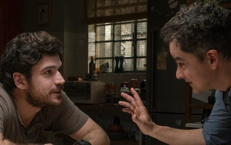 O ator Marco Pigossi interage com Carlos Saldanha nos bastidores de Cidade Invisível, série brasileira da Netflix