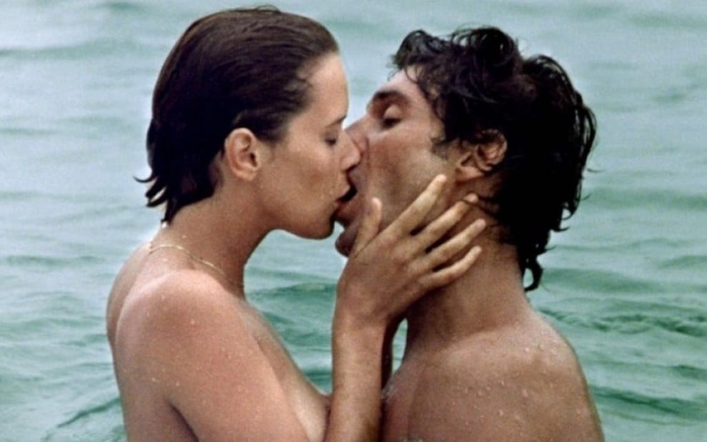 Sylvia Kristel e Umberto Orsini em uma das cenas quentes de Adeus Emmanuelle, filme de 1977 - DIVULGAÇÃO/TRINACRA FILMS