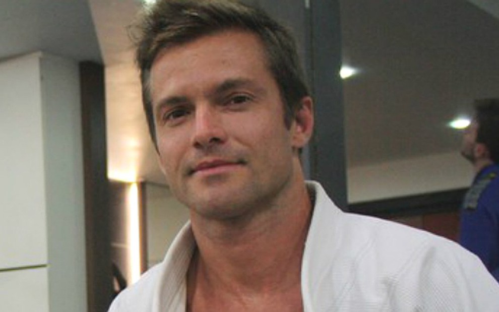 O ator Claudio Heinrich posa na academia em que trabalha como professor de jiu-jítsu, no Rio - Acervo Pessoal
