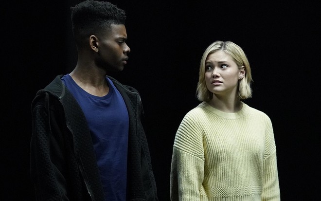 Os atores Aubrey Joseph e Olivia Holt se encaram na série Cloak & Dagger