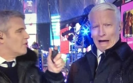 Anderson Cooper (à dir.) faz careta após beber tequila na cobertura de Réveillon da CNN - Reprodução/CNN