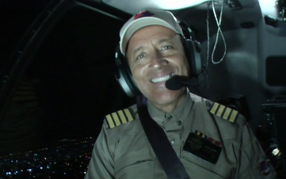 O comandante Hamilton Alves da Rocha durante ação de merchandising aérea no Cidade Alerta - REPRODUÇÃO/RECORDTV