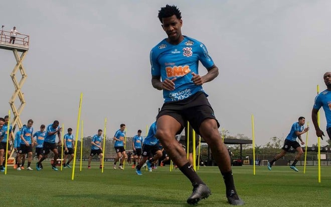 Gil lidera exercício físico no CT do Corinthians em preparação do Timão para jogo contra o Vasco 