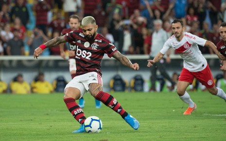 Gabigol faz gol de pênalti em jogo do Flamengo contra o Internacional realizado na última quarta (25)