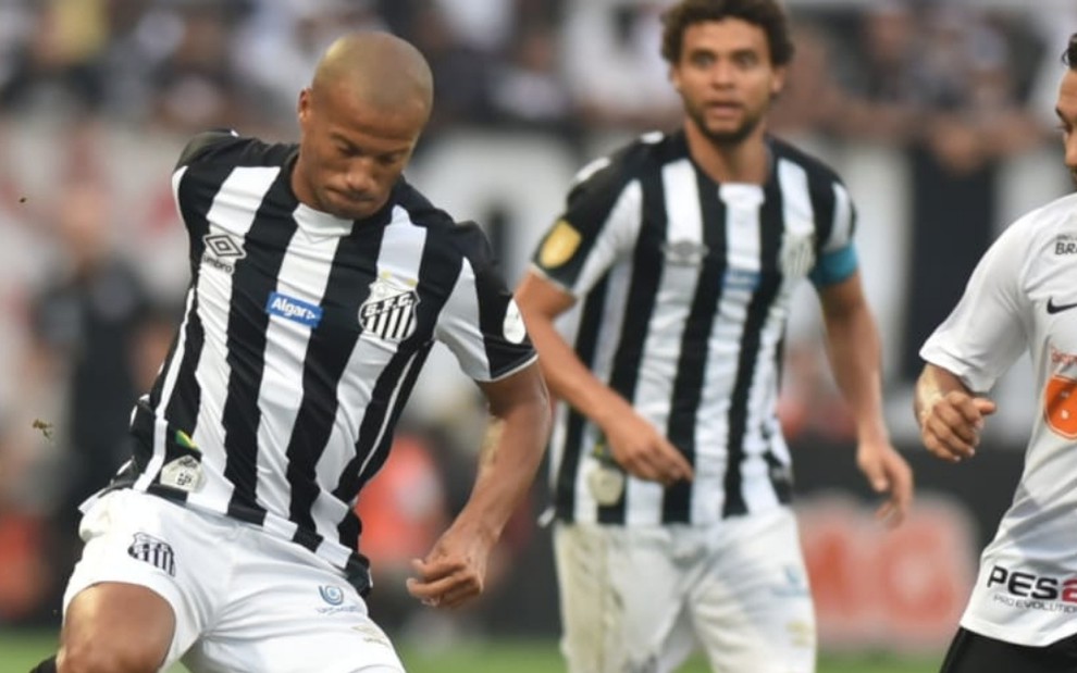 Carlos Sánchez (à esq.), Victor Ferraz e Clayson no jogo de ida entre Corinthians x Santos na semifinal do Paulistão - IVAN STORTI/SANTOS/DIVULGAÇÃO