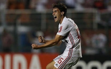 O jogador Igor Gomes com o uniforme do São Paulo no campo da Arena Fonte Nova, em Salvador