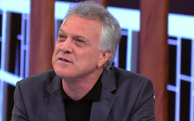 O apresentador Pedro Bial na edição de seu novo programa na Globo, na madrugada desta quarta - Reprodução/Globo