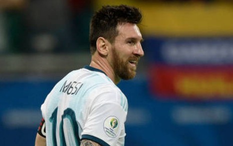 Camisa 10 da seleção argentina, Lionel Messi entrará em campo contra o Qatar neste domingo (16) - REPRODUÇÃO/FACEBOOK