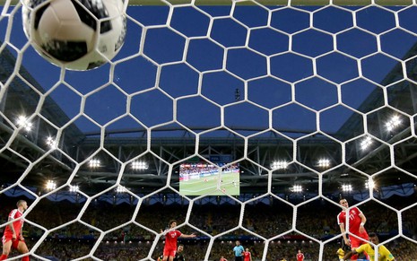 Jogadores da Sérvia lamentam gol marcado por Paulinho, do Brasil, na quarta; Copa ruim para a Fox - Divulgação/Fifa
