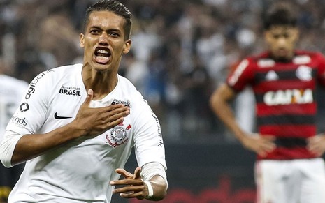 O atacante Pedrinho comemora o gol da vitória corintiana em partida decisiva contra o Flamengo - RODRIGO GAZZANEL/AGÊNCIA CORINTHIANS