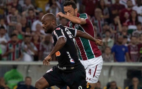 Os jogadores Vagner Love (Corinthians) e Nenê (Fluminense) em partida da Copa Sul-Americana
